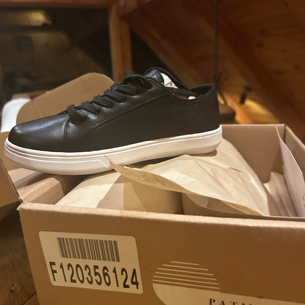 Portland, leather goods. LOW TOP STREET SNEAKER in Black